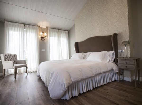 El Jardin De Vikera Guest House San Andres de Montejos Exterior photo